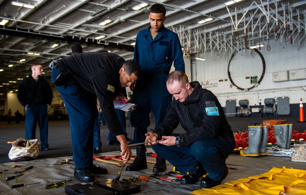 USS Carl Vinson (CVN 70) Sailors Conduct Maintenance in Pacific Ocean