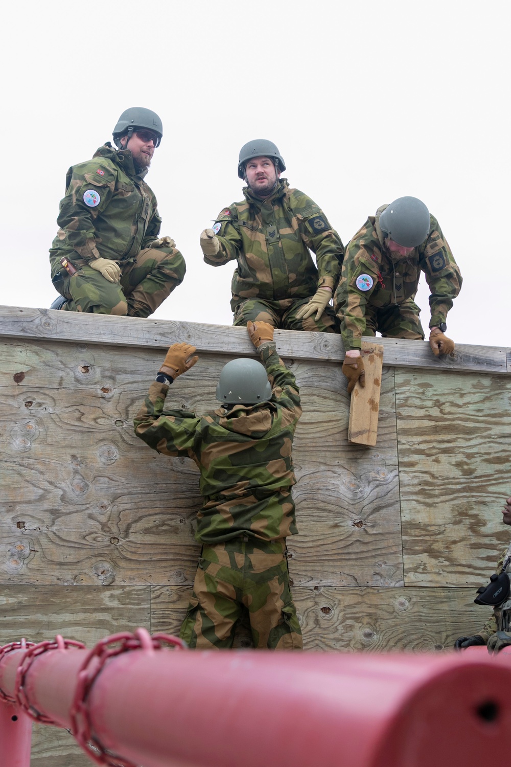 Norwegian Soldiers complete Field Leadership Reaction Course