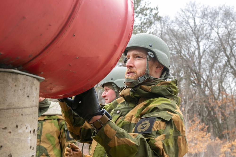 Norwegian Soldiers complete Field Leadership Reaction Course