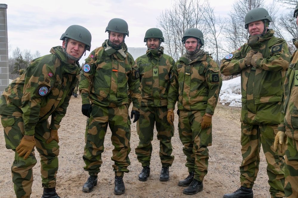 Norwegian Soldiers complete Field Leadership Reaction Course