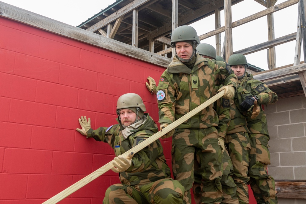 Norwegian Soldiers complete Field Leadership Reaction Course