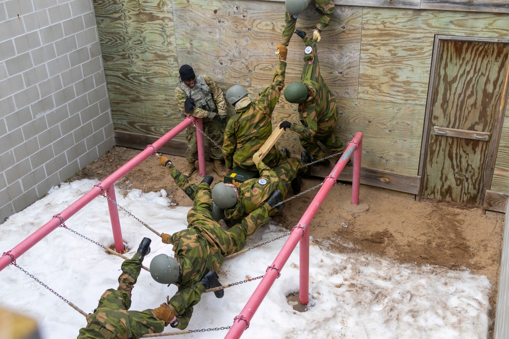 Norwegian Soldiers complete Field Leadership Reaction Course