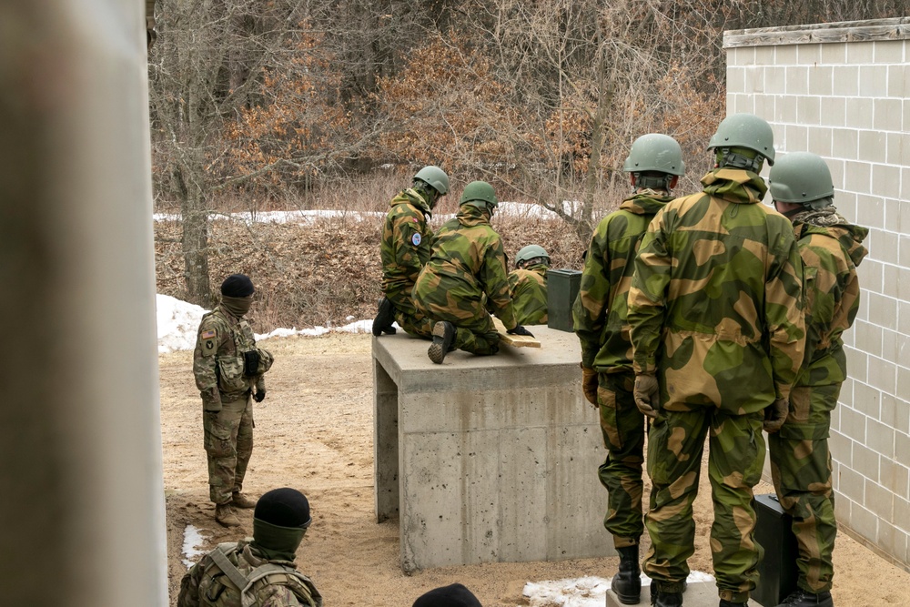 Norwegian Soldiers complete Field Leadership Reaction Course