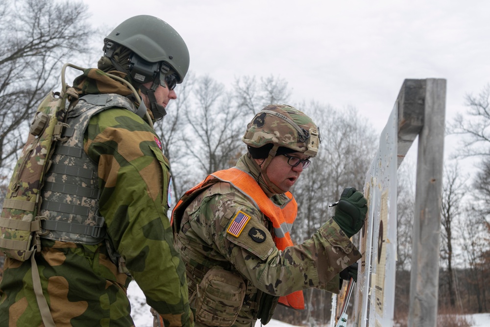 Norwegian Soldiers conduct weapons qualification at Camp Ripley