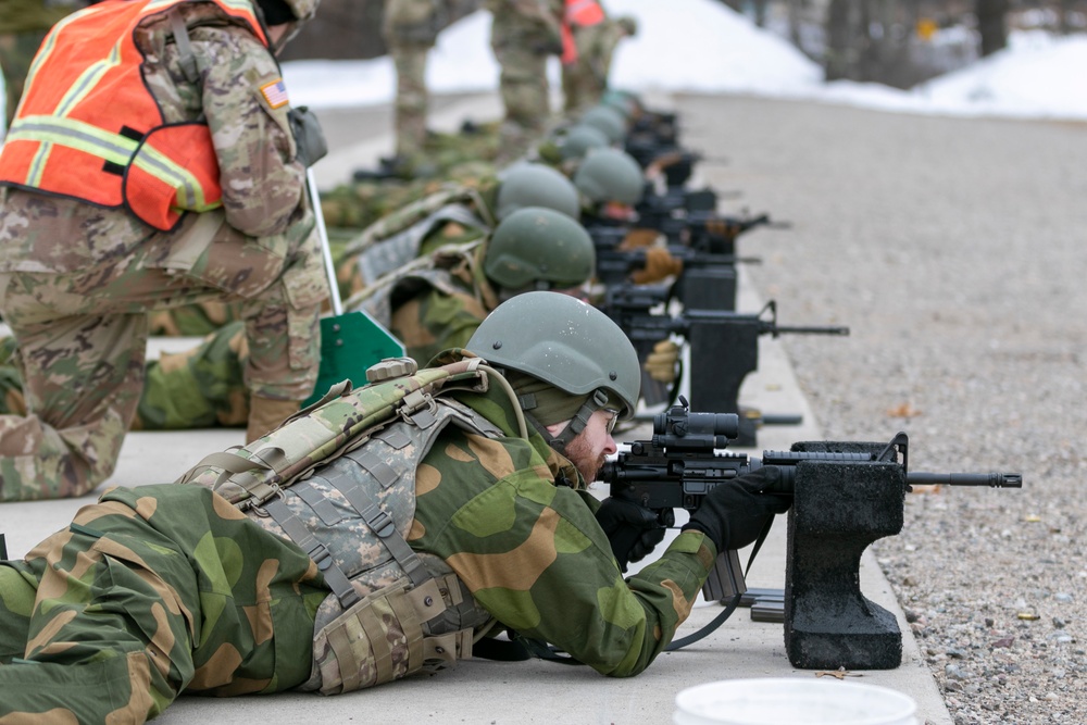 Norwegian Soldiers conduct weapons qualification at Camp Ripley