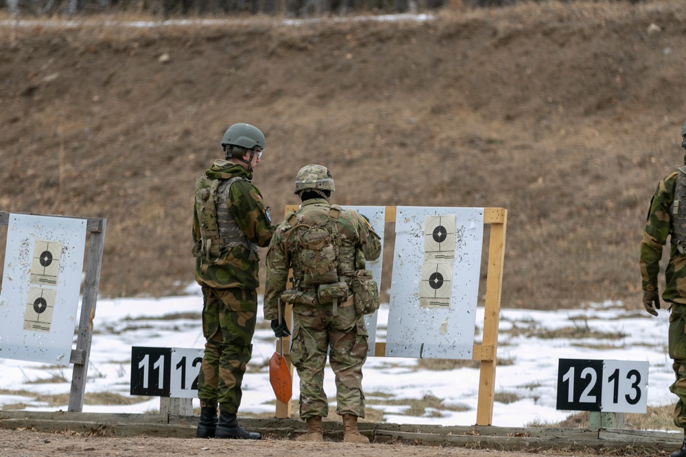 Norwegian Soldiers conduct weapons qualification at Camp Ripley