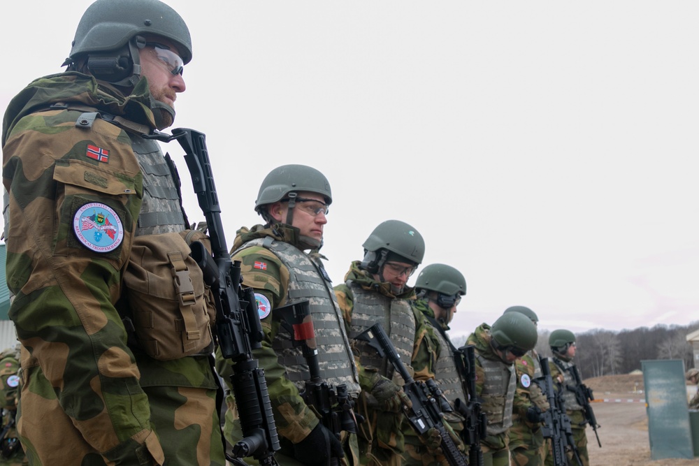 Norwegian Soldiers conduct weapons qualification at Camp Ripley