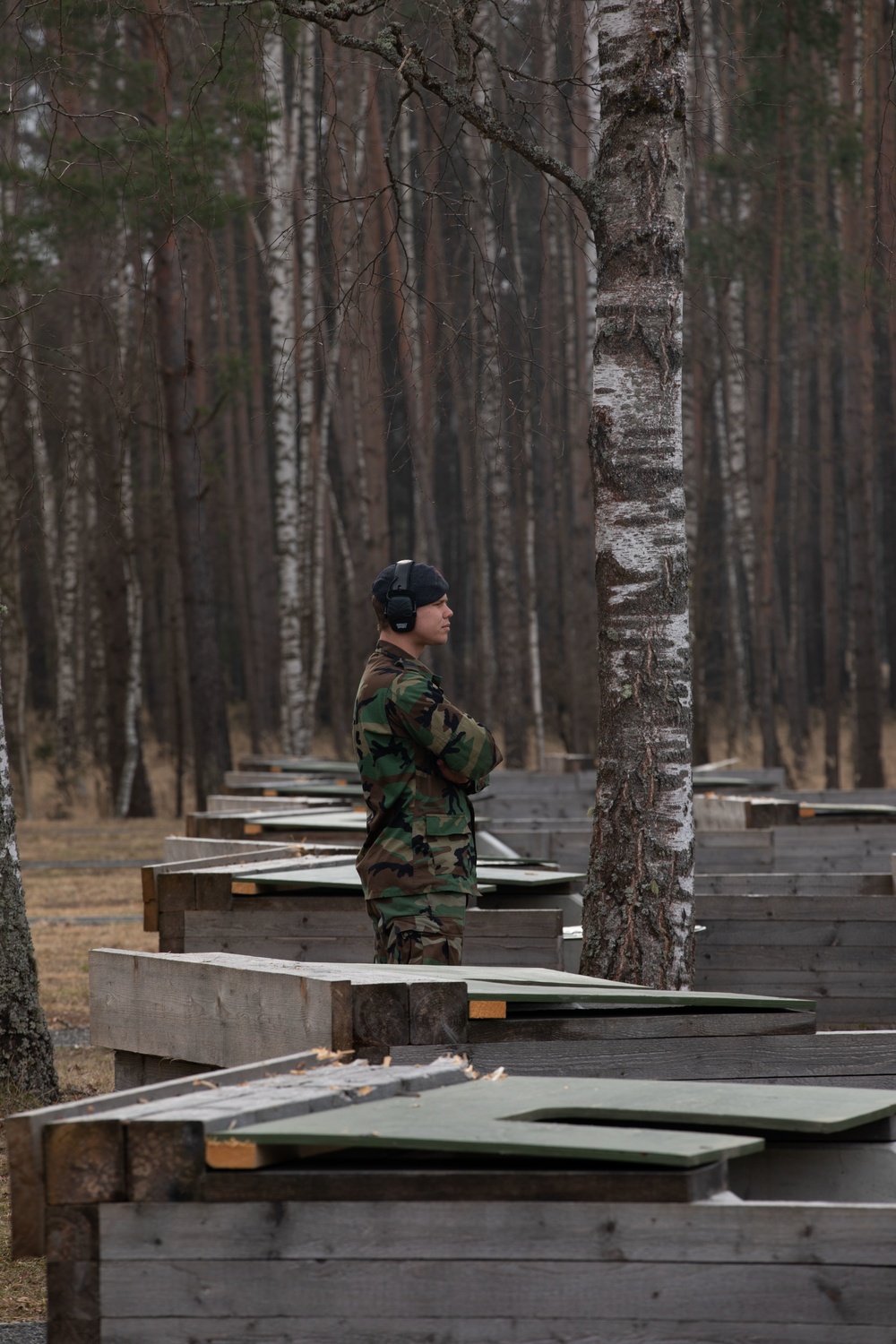 Dutch 1LTC observes enlisted Marines conduct fire and movement drills