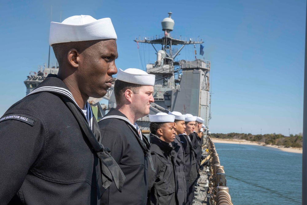 Gunston Hall disembarks for deployment