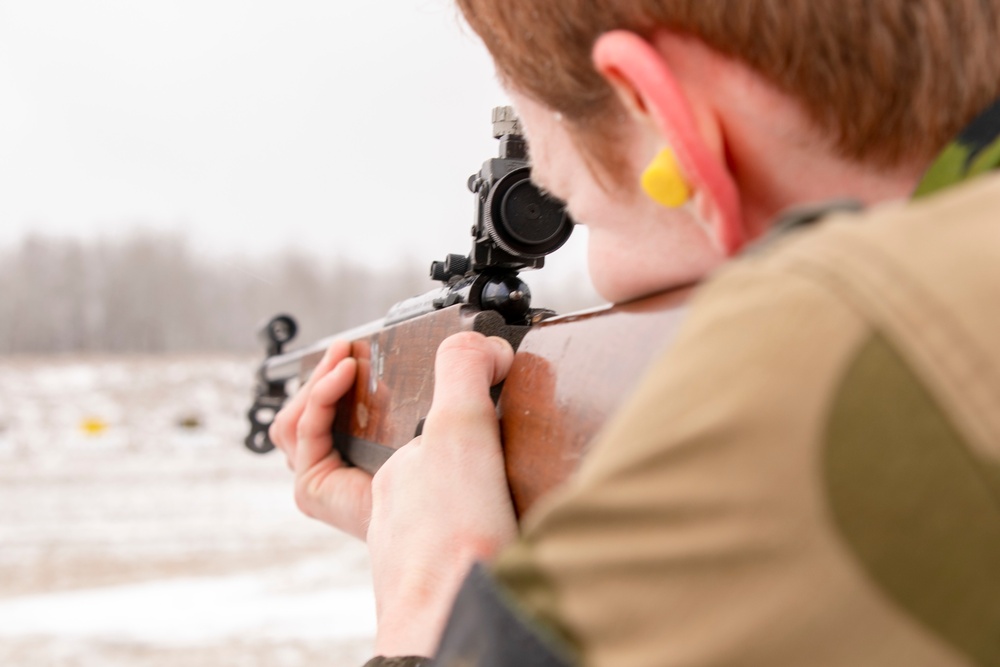 Norwegian Youth Soldiers complete running biathlon