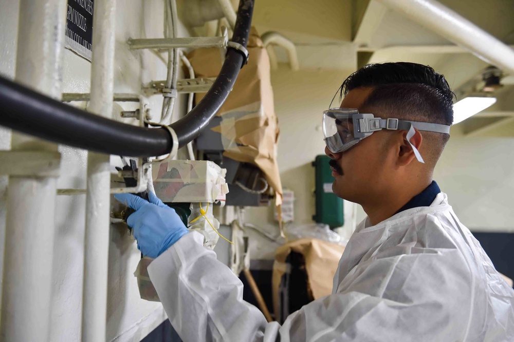 USS Carl Vinson (CVN 70) Sailors Conduct Maintenance in Pacific Ocean