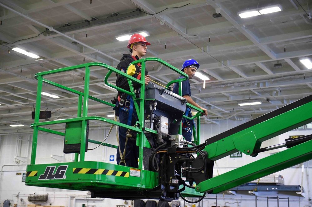 USS Carl Vinson (CVN 70) Sailors Conduct Maintenance in Pacific Ocean