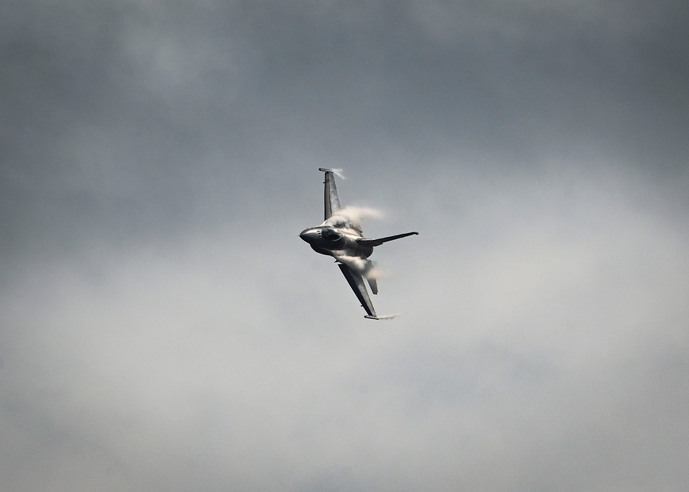 DVIDS - Images - Viper Demo and Thunderbird No. 8 fly over Shaw AFB ...