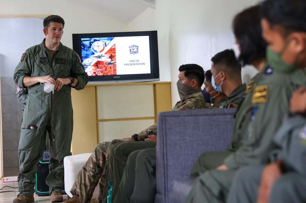 U.S. and Philippine Air Force pilots exchange tactical ideas