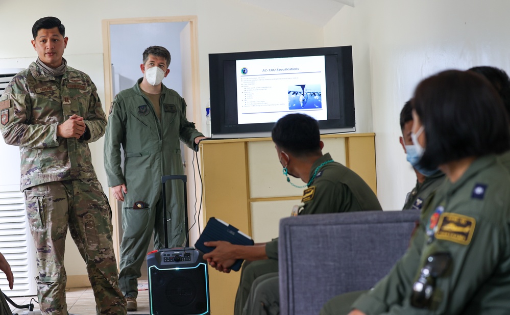 U.S. and Philippine Air Force pilots exchange tactical ideas