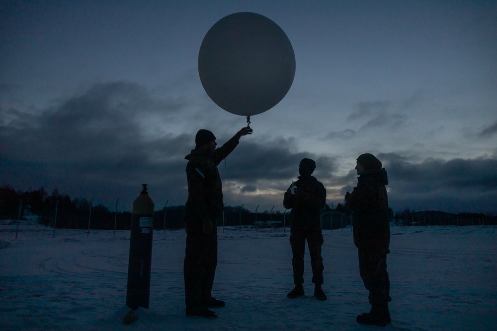 Marine Corps Meteorologists release weather balloon in Norway