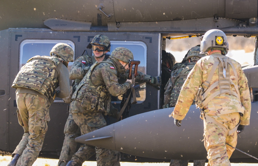 82nd Airborne, Polish Allies training on ‘hot loading’ procedures