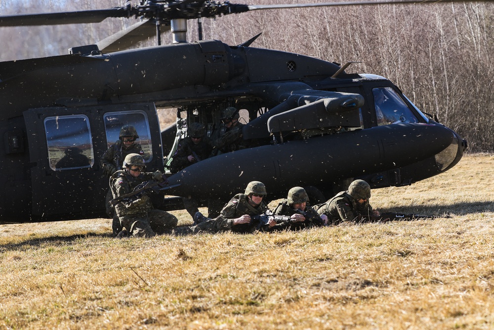 82nd Airborne, Polish Allies training on ‘hot loading’ procedures