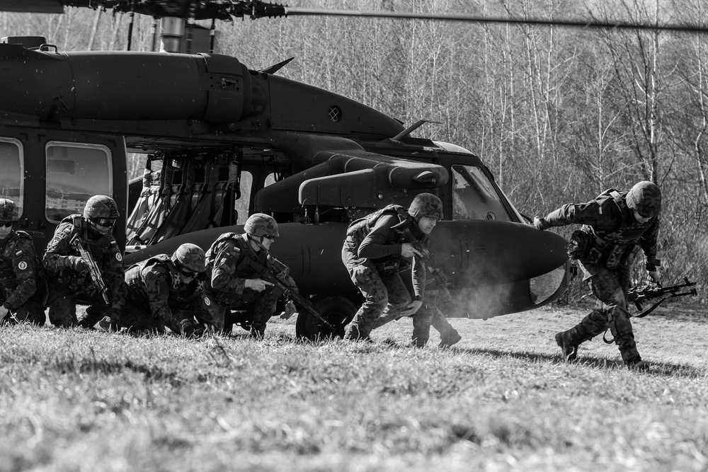 82nd Airborne, Polish Allies training on ‘hot loading’ procedures