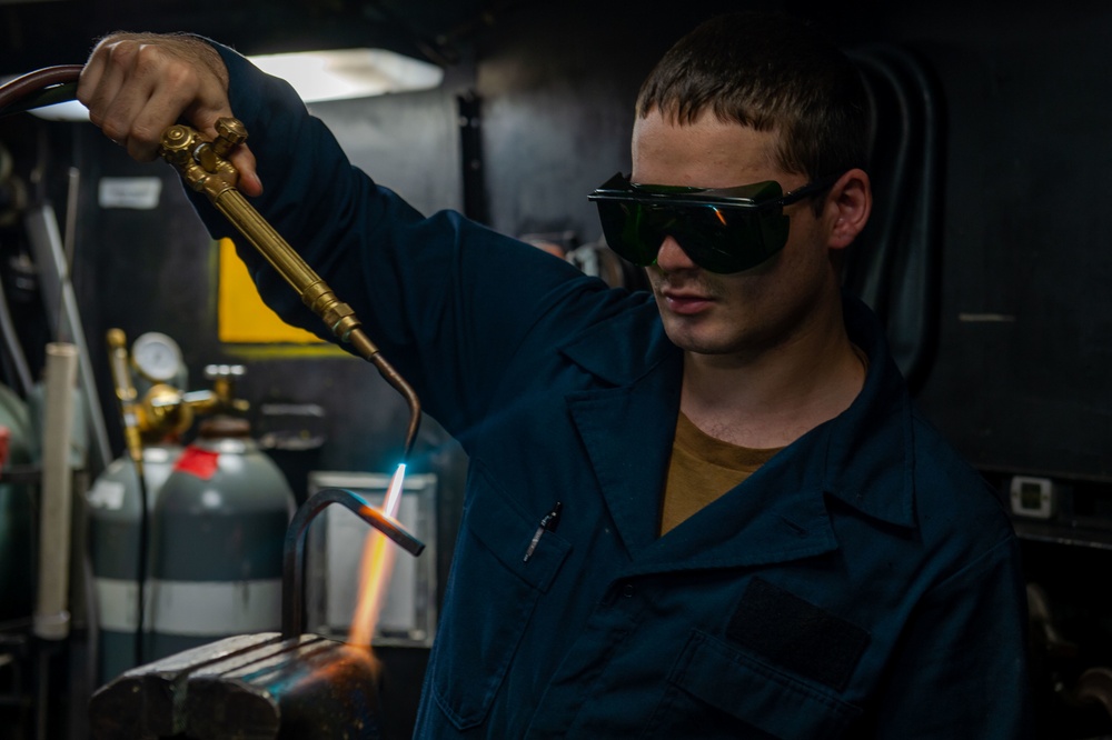 USS Carl Vinson (CVN 70) Sailors Weld Metal