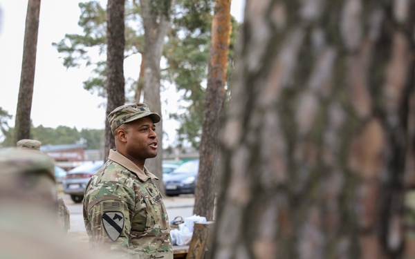 1BEB Commander presents coins to Soldiers