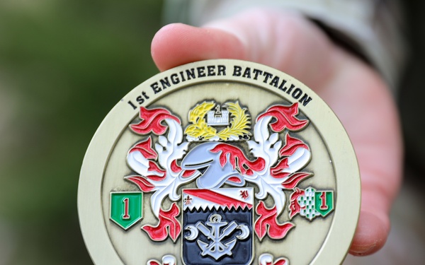 1BEB Commander presents coins to Soldiers
