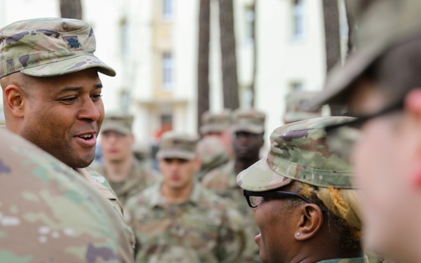 1BEB Commander presents coins to Soldiers