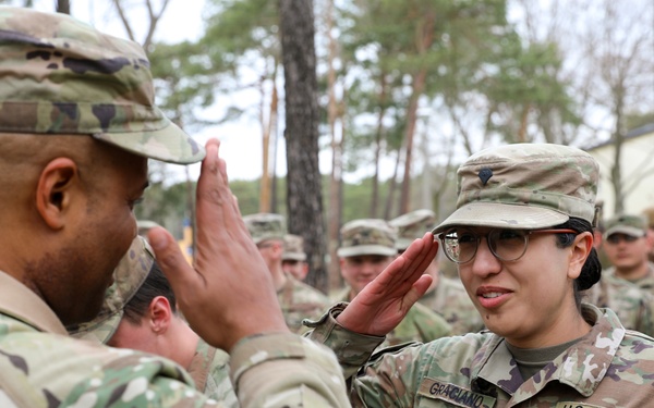 1BEB Commander presents coins to Soldiers