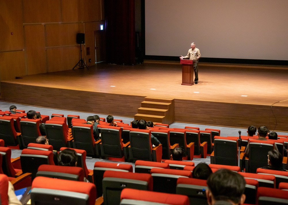 Maj. Gen. James speaks with JFMU