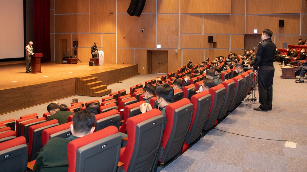 Maj. Gen. James speaks with JFMU