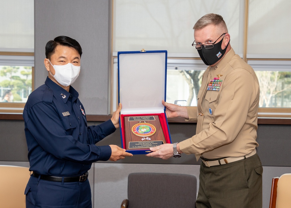 Maj. Gen. James speaks with JFMU