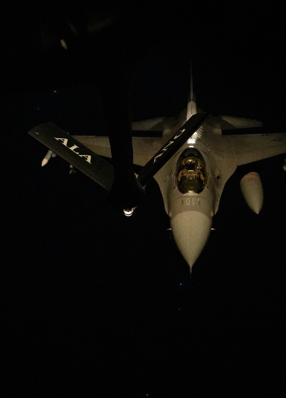 340th EARS refuels Air Force F-16 Fighting Falcon