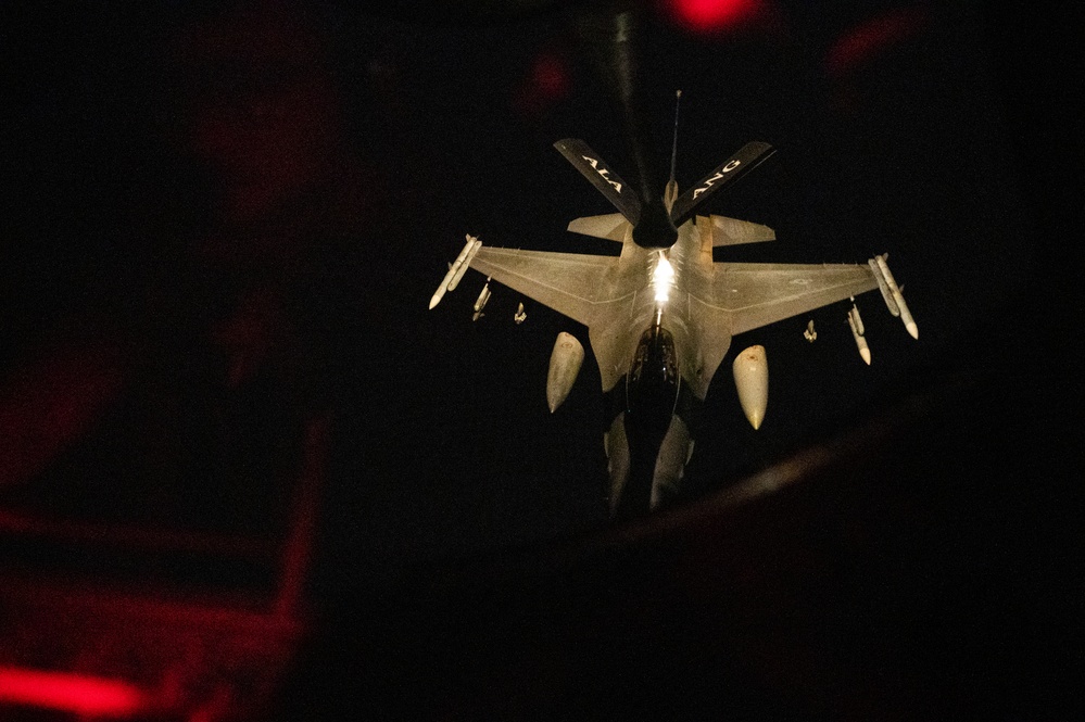 340th EARS refuels Air Force F-16 Fighting Falcon