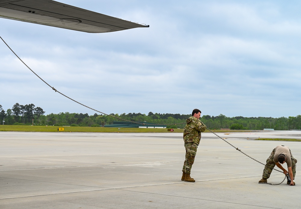 165th Airlift Wing Crew Chiefs prepare for thunderstorms to come through South Georgia