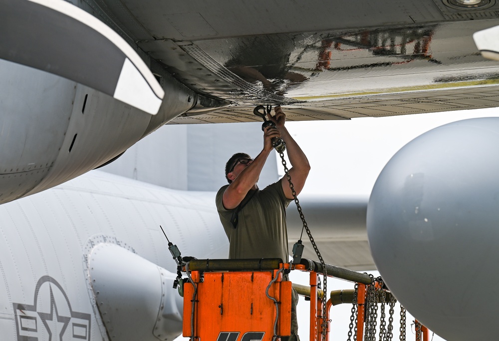 165th Airlift Wing crew chiefs prepare for thunderstorms to come through South Georgia