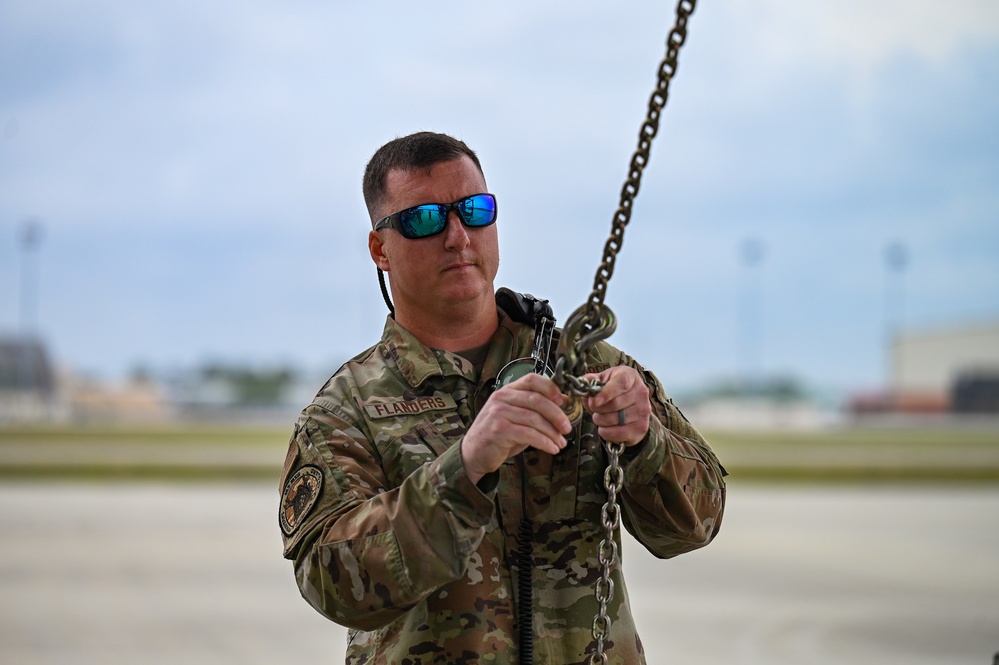 165th Airlift Wing crew chiefs prepare for thunderstorms to come through South Georgia