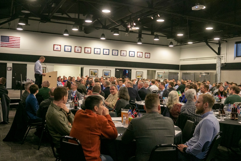 Norwegian, American service members share Norwegian meal together