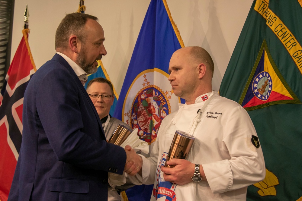 Norwegian, American service members share Norwegian meal together