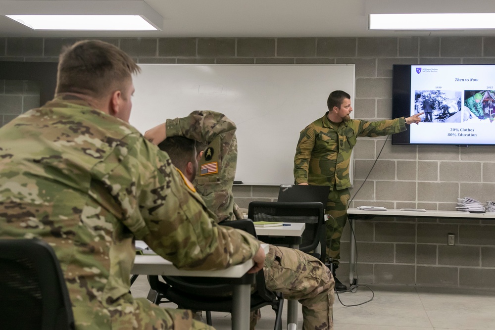 Norwegian Soldiers teach cold weather tactics