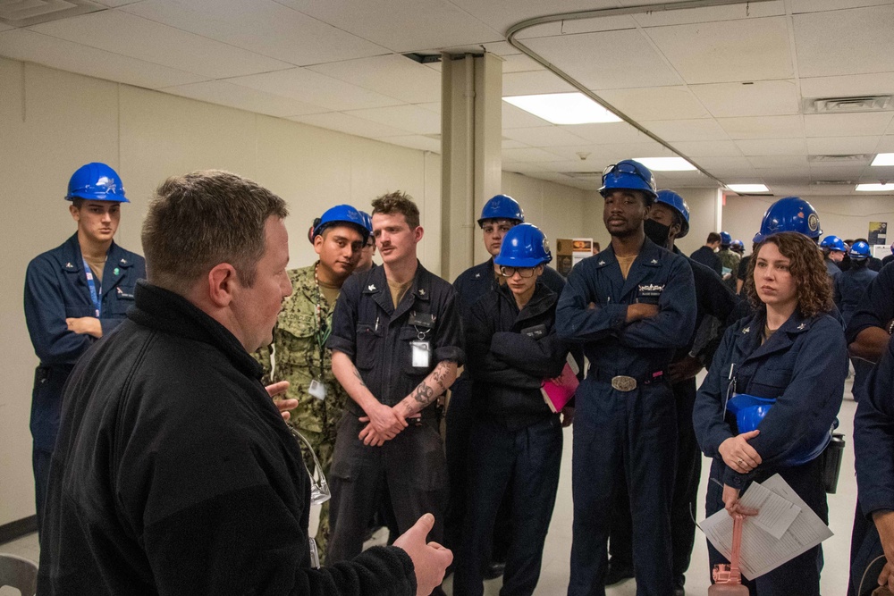 Electronics Technician 2nd Class J Barrett, from Gainesville, Georgia, assigned to the aircraft carrier USS John C. Stennis (CVN 74), gives training during a safety stand down.