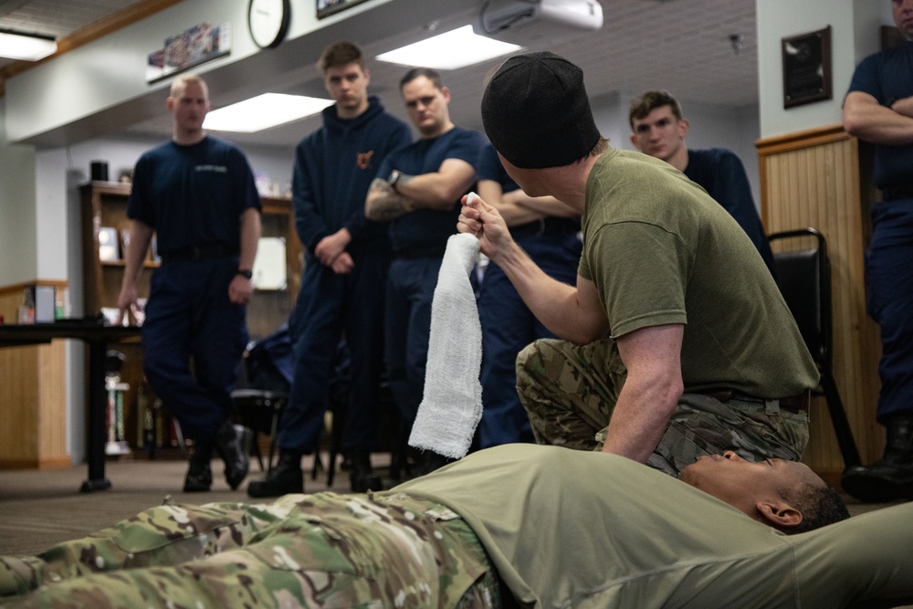 U.S. Coast Guard trains with 1st SFG (A) Green Berets on casualty care, rough water operations near Cape Disappointment