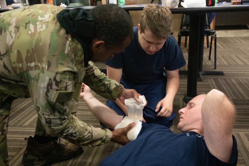 U.S. Coast Guard trains with 1st SFG (A) Green Berets on casualty care, rough water operations near Cape Disappointment