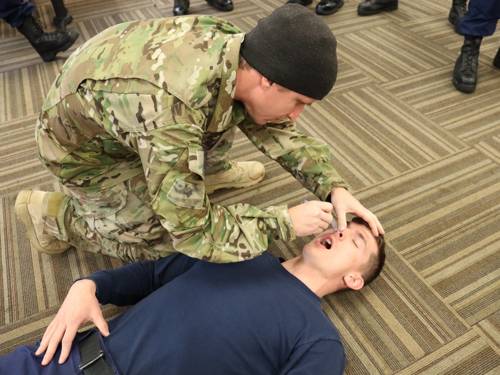 U.S. Coast Guard trains with 1st SFG (A) Green Berets on casualty care, rough water operations near Cape Disappointment