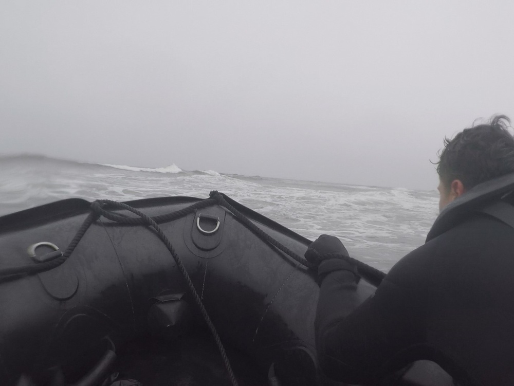 U.S. Coast Guard trains with 1st SFG (A) Green Berets on casualty care, rough water operations near Cape Disappointment