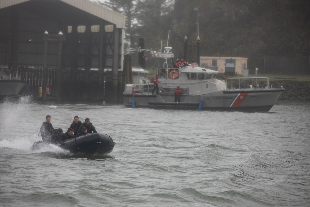 U.S. Coast Guard trains with 1st SFG (A) Green Berets on casualty care, rough water operations near Cape Disappointment