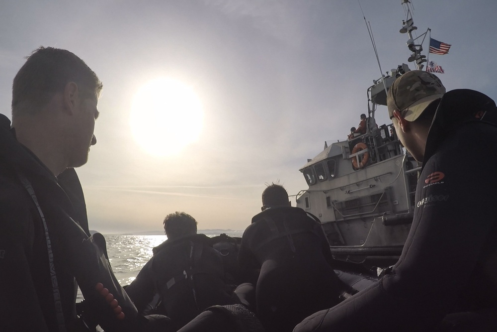 U.S. Coast Guard trains with 1st SFG (A) Green Berets on casualty care, rough water operations near Cape Disappointment