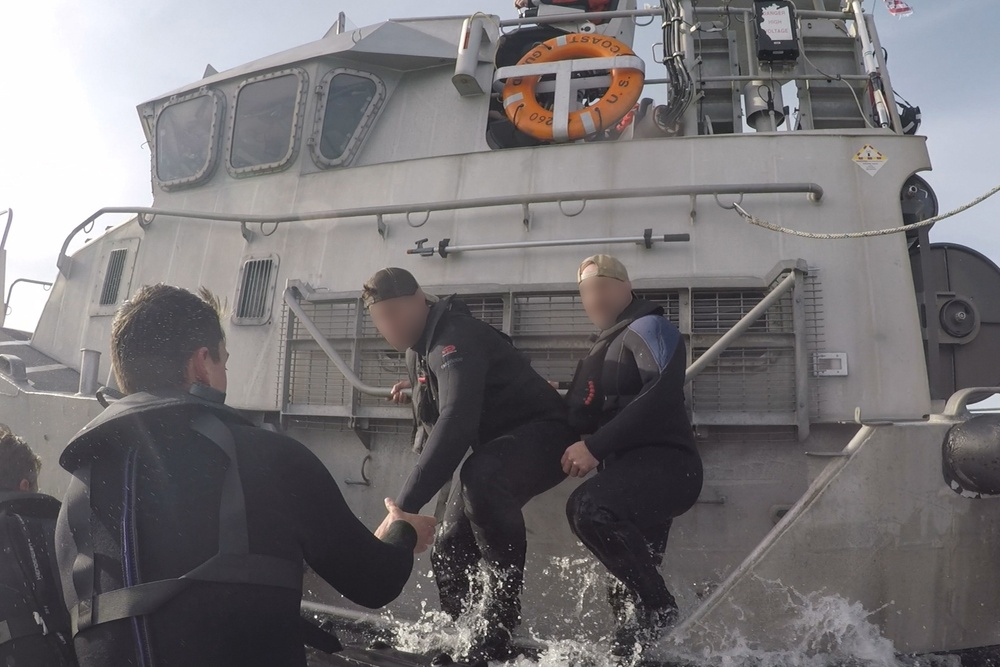 U.S. Coast Guard trains with 1st SFG (A) Green Berets on casualty care, rough water operations near Cape Disappointment