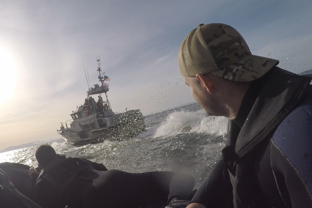 U.S. Coast Guard trains with 1st SFG (A) Green Berets on casualty care, rough water operations near Cape Disappointment