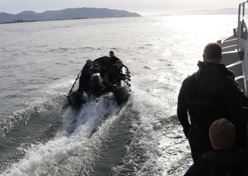 U.S. Coast Guard trains with 1st SFG (A) Green Berets on casualty care, rough water operations near Cape Disappointment