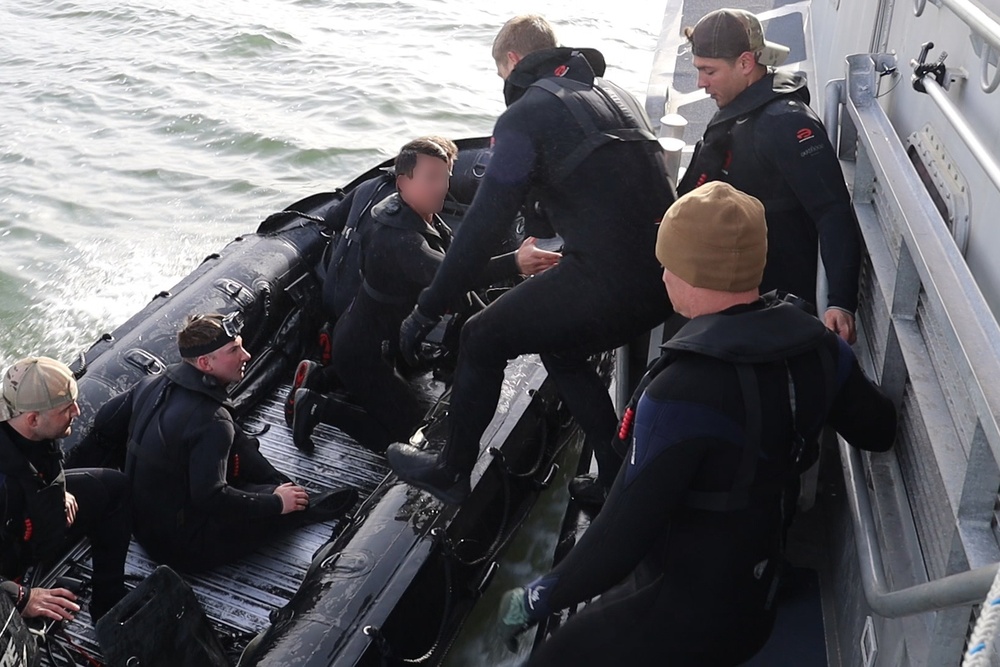 U.S. Coast Guard trains with 1st SFG (A) Green Berets on casualty care, rough water operations near Cape Disappointment